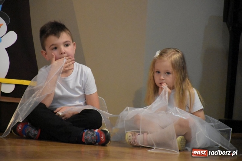 Zdjęcie w galerii na portalu naszraciborz.pl: Kolorowy zawrót głowy – przedszkolaki na przeglądzie w Tworkowie [FOTO i WIDEO] wiadomości z regionu