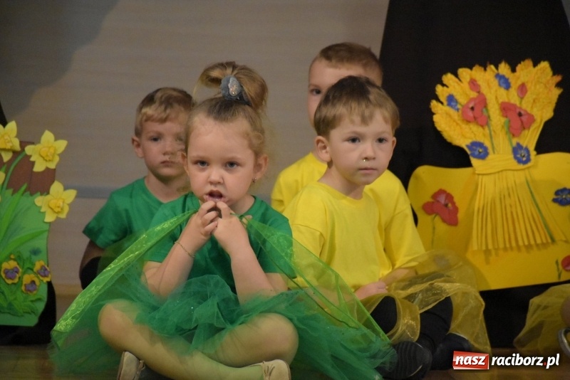 Zdjęcie w galerii na portalu naszraciborz.pl: Kolorowy zawrót głowy – przedszkolaki na przeglądzie w Tworkowie [FOTO i WIDEO] wiadomości z regionu
