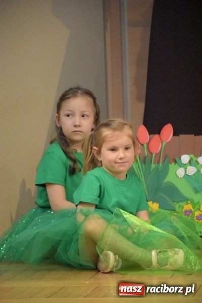 Zdjęcie w galerii na portalu naszraciborz.pl: Kolorowy zawrót głowy – przedszkolaki na przeglądzie w Tworkowie [FOTO i WIDEO] wiadomości z regionu