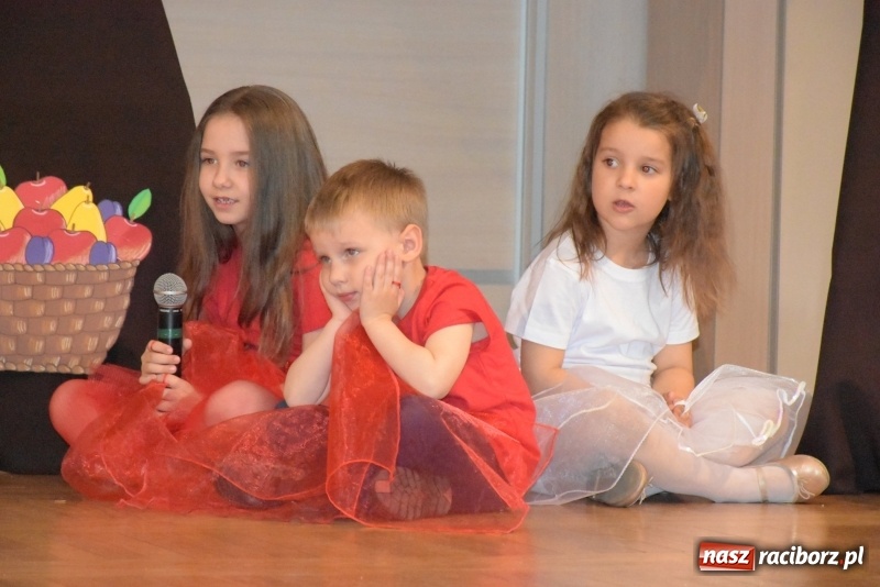 Zdjęcie w galerii na portalu naszraciborz.pl: Kolorowy zawrót głowy – przedszkolaki na przeglądzie w Tworkowie [FOTO i WIDEO] wiadomości z regionu