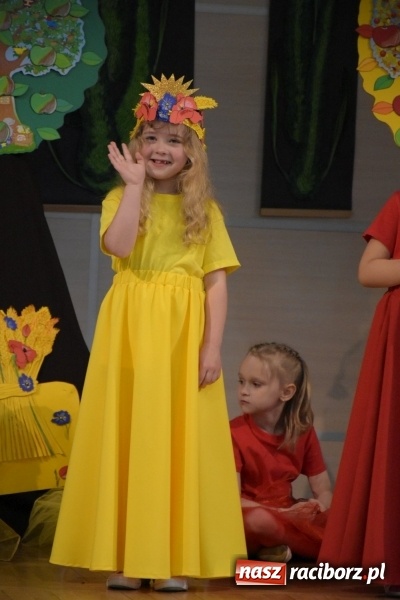 Zdjęcie w galerii na portalu naszraciborz.pl: Kolorowy zawrót głowy – przedszkolaki na przeglądzie w Tworkowie [FOTO i WIDEO] wiadomości z regionu