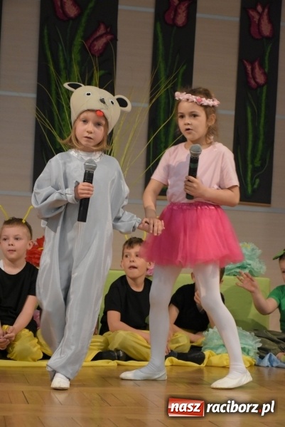 Zdjęcie w galerii na portalu naszraciborz.pl: Kolorowy zawrót głowy – przedszkolaki na przeglądzie w Tworkowie [FOTO i WIDEO] wiadomości z regionu