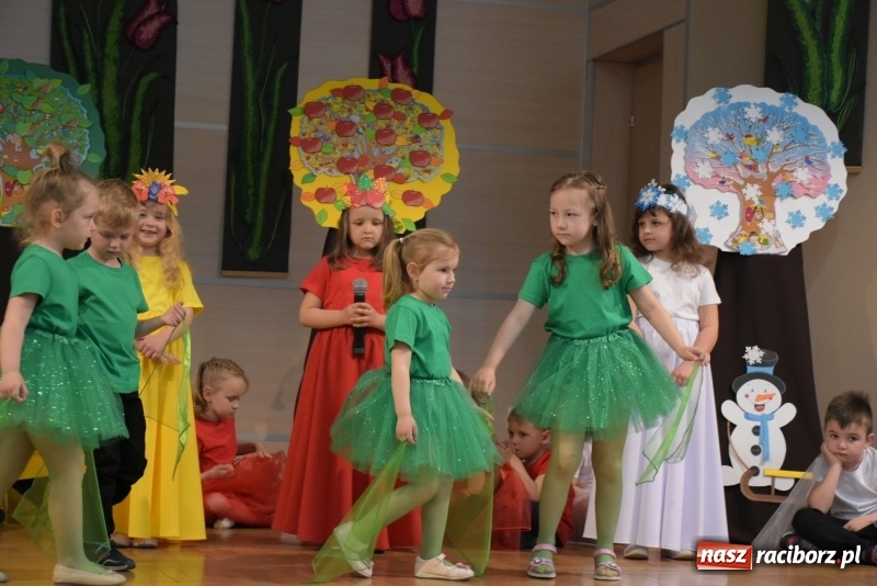 Zdjęcie w galerii na portalu naszraciborz.pl: Kolorowy zawrót głowy – przedszkolaki na przeglądzie w Tworkowie [FOTO i WIDEO] wiadomości z regionu