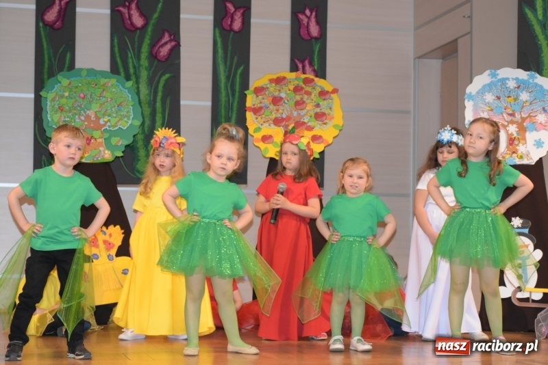 Zdjęcie w galerii na portalu naszraciborz.pl: Kolorowy zawrót głowy – przedszkolaki na przeglądzie w Tworkowie [FOTO i WIDEO] wiadomości z regionu