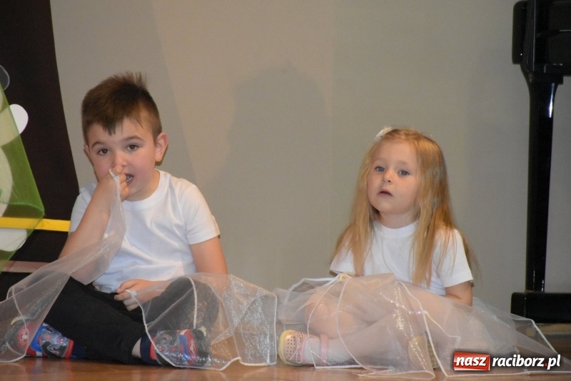 Zdjęcie w galerii na portalu naszraciborz.pl: Kolorowy zawrót głowy – przedszkolaki na przeglądzie w Tworkowie [FOTO i WIDEO] wiadomości z regionu