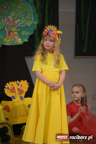 Zdjęcie w galerii na portalu naszraciborz.pl: Kolorowy zawrót głowy – przedszkolaki na przeglądzie w Tworkowie [FOTO i WIDEO] wiadomości z regionu