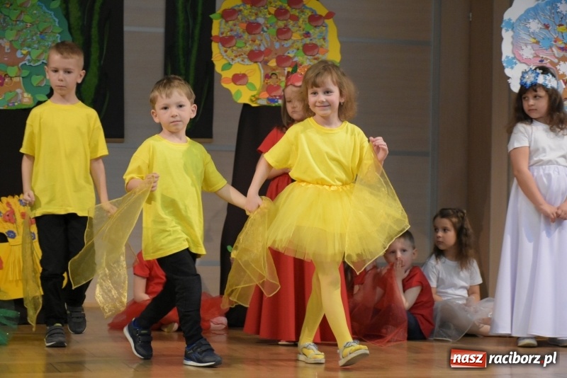 Zdjęcie w galerii na portalu naszraciborz.pl: Kolorowy zawrót głowy – przedszkolaki na przeglądzie w Tworkowie [FOTO i WIDEO] wiadomości z regionu