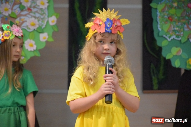 Zdjęcie w galerii na portalu naszraciborz.pl: Kolorowy zawrót głowy – przedszkolaki na przeglądzie w Tworkowie [FOTO i WIDEO] wiadomości z regionu