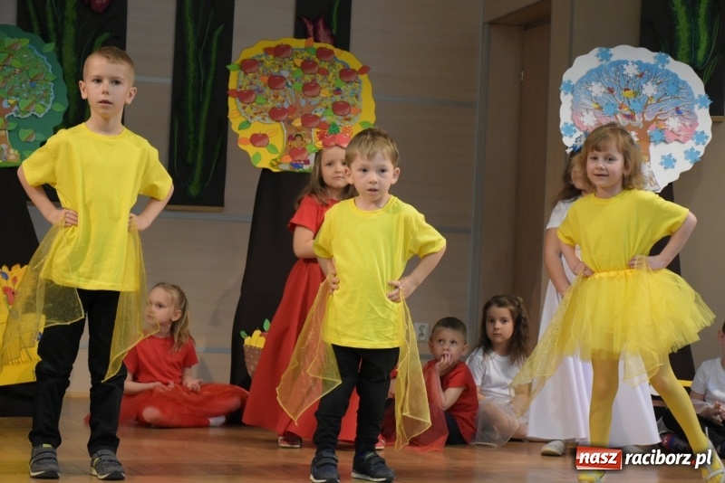 Zdjęcie w galerii na portalu naszraciborz.pl: Kolorowy zawrót głowy – przedszkolaki na przeglądzie w Tworkowie [FOTO i WIDEO] wiadomości z regionu