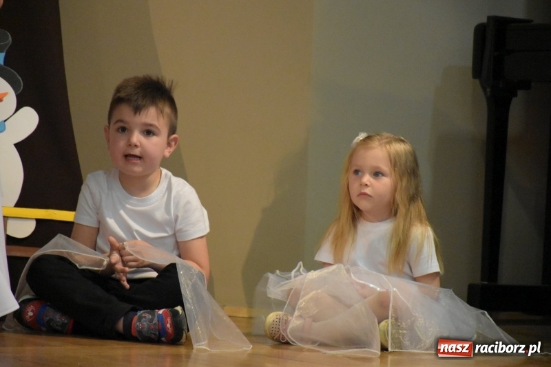 Zdjęcie w galerii na portalu naszraciborz.pl: Kolorowy zawrót głowy – przedszkolaki na przeglądzie w Tworkowie [FOTO i WIDEO] wiadomości z regionu