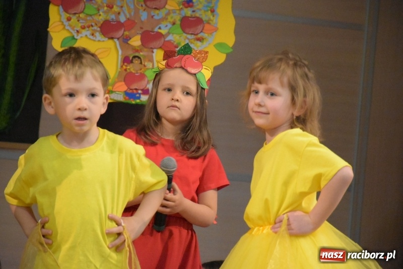 Zdjęcie w galerii na portalu naszraciborz.pl: Kolorowy zawrót głowy – przedszkolaki na przeglądzie w Tworkowie [FOTO i WIDEO] wiadomości z regionu