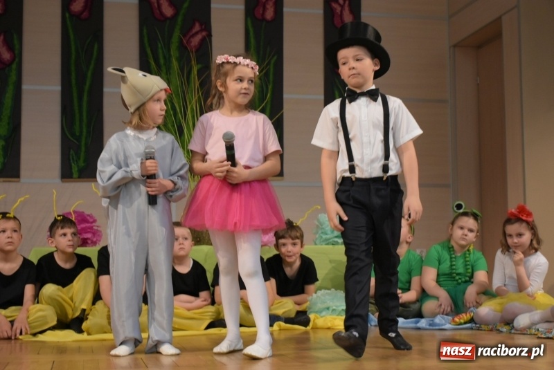 Zdjęcie w galerii na portalu naszraciborz.pl: Kolorowy zawrót głowy – przedszkolaki na przeglądzie w Tworkowie [FOTO i WIDEO] wiadomości z regionu