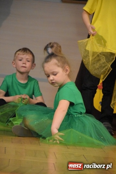 Zdjęcie w galerii na portalu naszraciborz.pl: Kolorowy zawrót głowy – przedszkolaki na przeglądzie w Tworkowie [FOTO i WIDEO] wiadomości z regionu