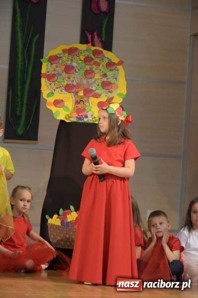 Zdjęcie w galerii na portalu naszraciborz.pl: Kolorowy zawrót głowy – przedszkolaki na przeglądzie w Tworkowie [FOTO i WIDEO] wiadomości z regionu