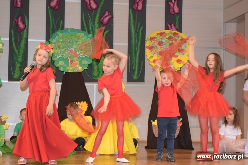 Zdjęcie w galerii na portalu naszraciborz.pl: Kolorowy zawrót głowy – przedszkolaki na przeglądzie w Tworkowie [FOTO i WIDEO] wiadomości z regionu