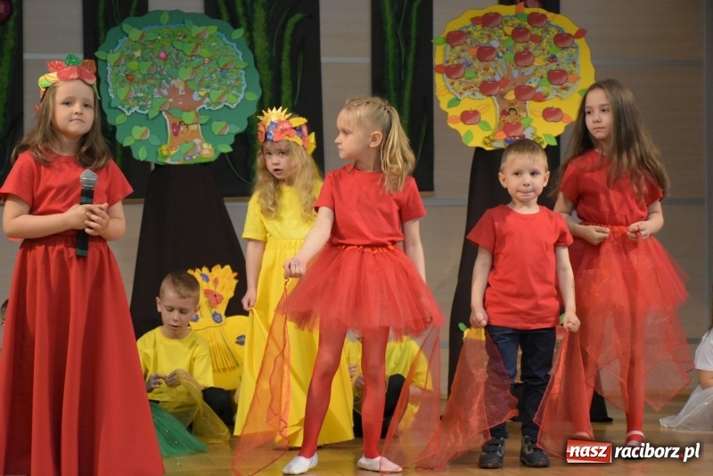 Zdjęcie w galerii na portalu naszraciborz.pl: Kolorowy zawrót głowy – przedszkolaki na przeglądzie w Tworkowie [FOTO i WIDEO] wiadomości z regionu