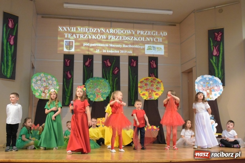 Zdjęcie w galerii na portalu naszraciborz.pl: Kolorowy zawrót głowy – przedszkolaki na przeglądzie w Tworkowie [FOTO i WIDEO] wiadomości z regionu