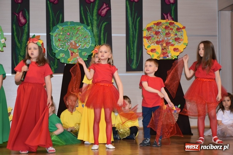 Zdjęcie w galerii na portalu naszraciborz.pl: Kolorowy zawrót głowy – przedszkolaki na przeglądzie w Tworkowie [FOTO i WIDEO] wiadomości z regionu
