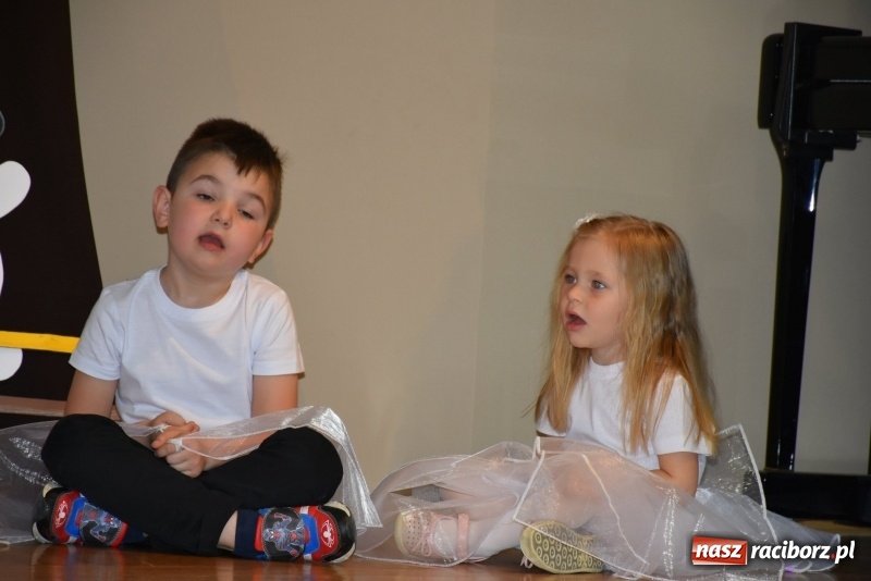 Zdjęcie w galerii na portalu naszraciborz.pl: Kolorowy zawrót głowy – przedszkolaki na przeglądzie w Tworkowie [FOTO i WIDEO] wiadomości z regionu