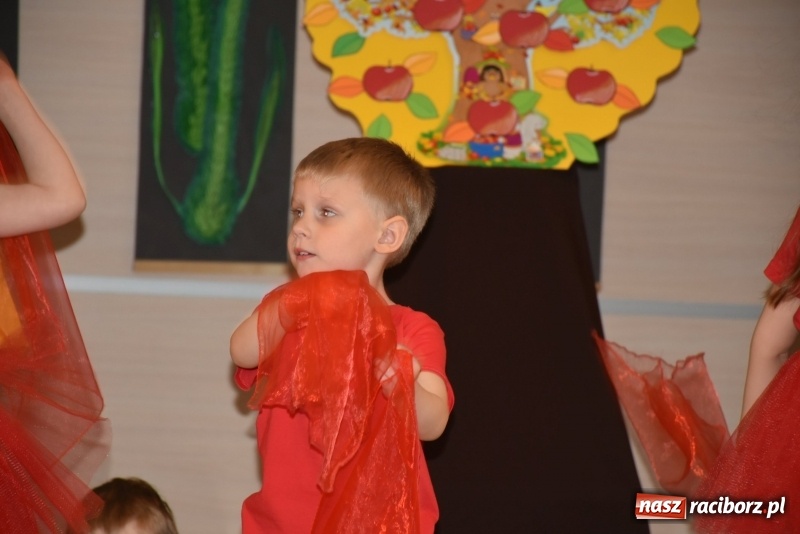 Zdjęcie w galerii na portalu naszraciborz.pl: Kolorowy zawrót głowy – przedszkolaki na przeglądzie w Tworkowie [FOTO i WIDEO] wiadomości z regionu