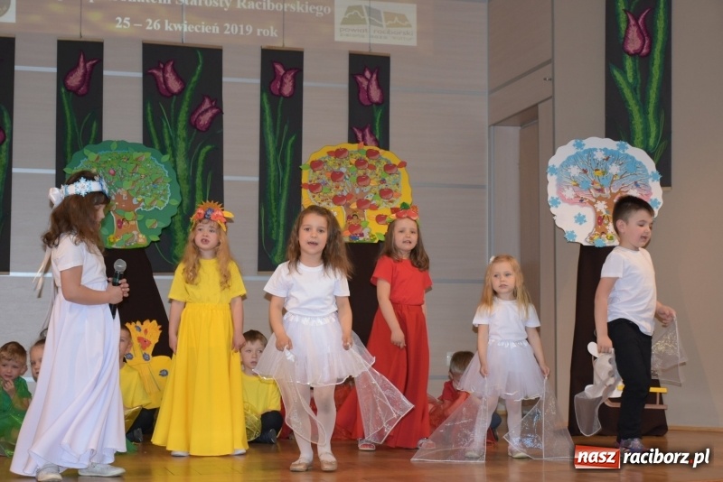 Zdjęcie w galerii na portalu naszraciborz.pl: Kolorowy zawrót głowy – przedszkolaki na przeglądzie w Tworkowie [FOTO i WIDEO] wiadomości z regionu