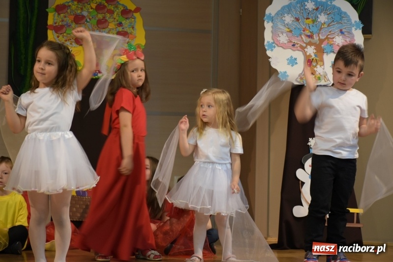 Zdjęcie w galerii na portalu naszraciborz.pl: Kolorowy zawrót głowy – przedszkolaki na przeglądzie w Tworkowie [FOTO i WIDEO] wiadomości z regionu