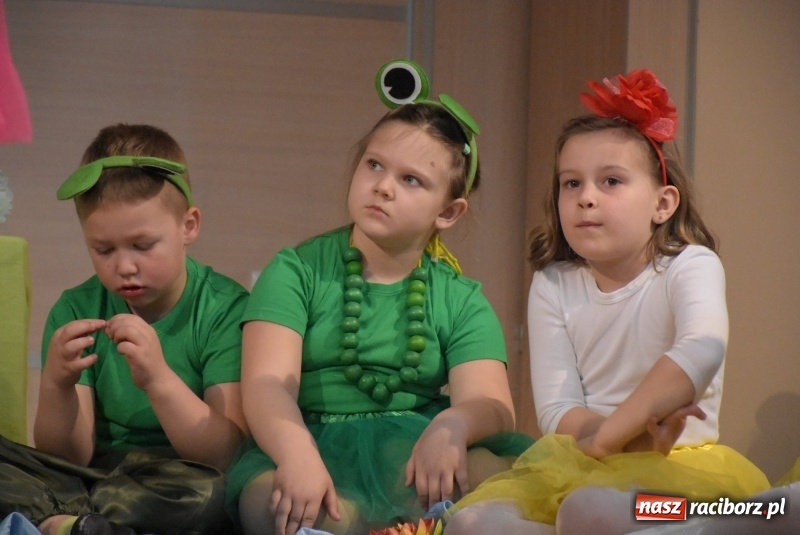 Zdjęcie w galerii na portalu naszraciborz.pl: Kolorowy zawrót głowy – przedszkolaki na przeglądzie w Tworkowie [FOTO i WIDEO] wiadomości z regionu