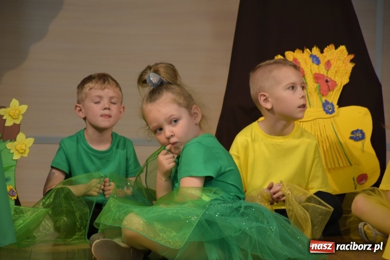 Zdjęcie w galerii na portalu naszraciborz.pl: Kolorowy zawrót głowy – przedszkolaki na przeglądzie w Tworkowie [FOTO i WIDEO] wiadomości z regionu