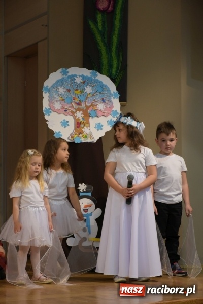 Zdjęcie w galerii na portalu naszraciborz.pl: Kolorowy zawrót głowy – przedszkolaki na przeglądzie w Tworkowie [FOTO i WIDEO] wiadomości z regionu