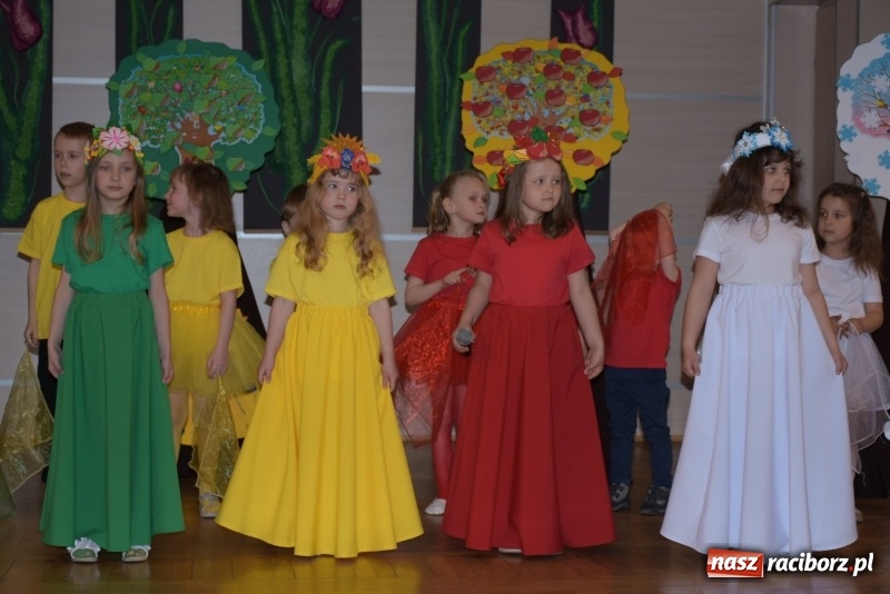 Zdjęcie w galerii na portalu naszraciborz.pl: Kolorowy zawrót głowy – przedszkolaki na przeglądzie w Tworkowie [FOTO i WIDEO] wiadomości z regionu