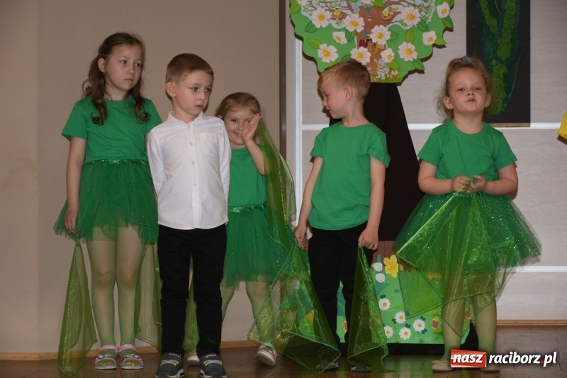 Zdjęcie w galerii na portalu naszraciborz.pl: Kolorowy zawrót głowy – przedszkolaki na przeglądzie w Tworkowie [FOTO i WIDEO] wiadomości z regionu