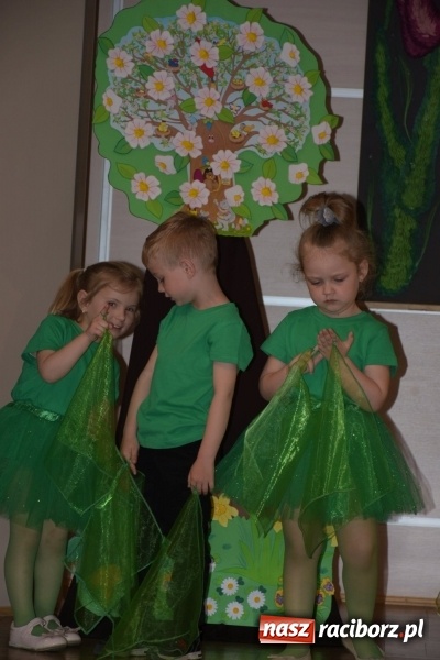 Zdjęcie w galerii na portalu naszraciborz.pl: Kolorowy zawrót głowy – przedszkolaki na przeglądzie w Tworkowie [FOTO i WIDEO] wiadomości z regionu
