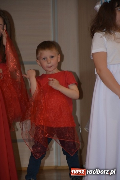 Zdjęcie w galerii na portalu naszraciborz.pl: Kolorowy zawrót głowy – przedszkolaki na przeglądzie w Tworkowie [FOTO i WIDEO] wiadomości z regionu