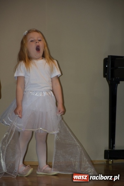 Zdjęcie w galerii na portalu naszraciborz.pl: Kolorowy zawrót głowy – przedszkolaki na przeglądzie w Tworkowie [FOTO i WIDEO] wiadomości z regionu