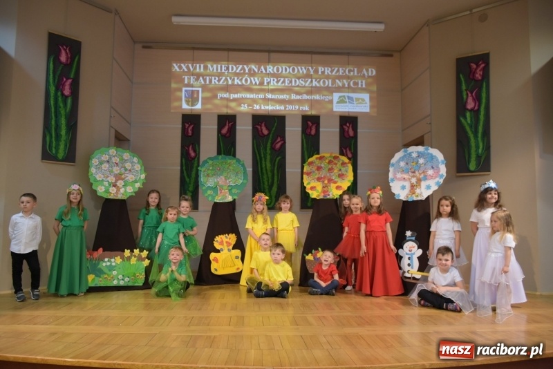 Zdjęcie w galerii na portalu naszraciborz.pl: Kolorowy zawrót głowy – przedszkolaki na przeglądzie w Tworkowie [FOTO i WIDEO] wiadomości z regionu