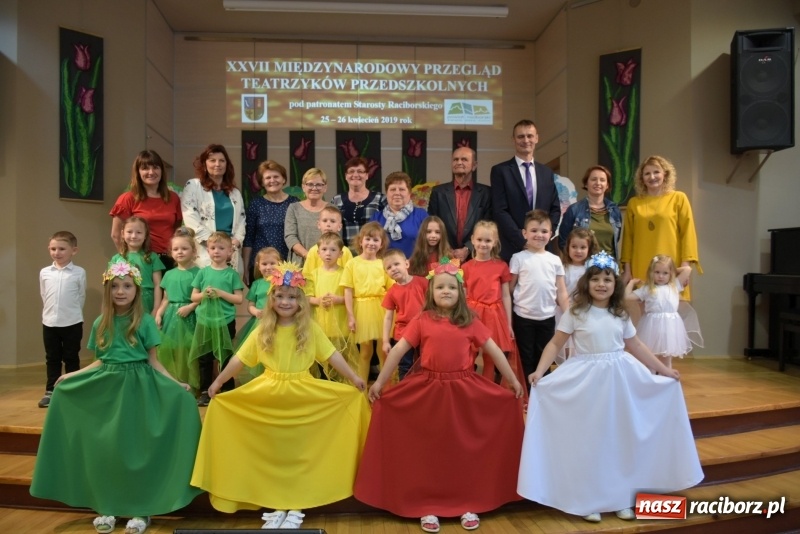 Zdjęcie w galerii na portalu naszraciborz.pl: Kolorowy zawrót głowy – przedszkolaki na przeglądzie w Tworkowie [FOTO i WIDEO] wiadomości z regionu