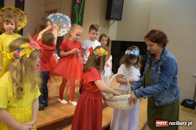 Zdjęcie w galerii na portalu naszraciborz.pl: Kolorowy zawrót głowy – przedszkolaki na przeglądzie w Tworkowie [FOTO i WIDEO] wiadomości z regionu