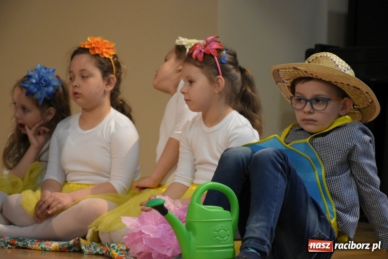 Zdjęcie w galerii na portalu naszraciborz.pl: Kolorowy zawrót głowy – przedszkolaki na przeglądzie w Tworkowie [FOTO i WIDEO] wiadomości z regionu