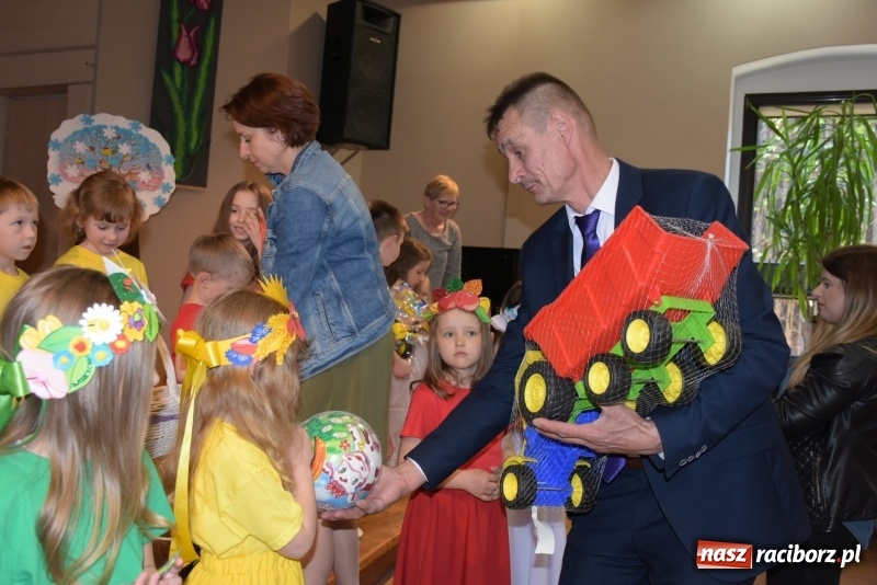 Zdjęcie w galerii na portalu naszraciborz.pl: Kolorowy zawrót głowy – przedszkolaki na przeglądzie w Tworkowie [FOTO i WIDEO] wiadomości z regionu