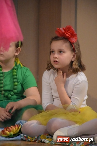 Zdjęcie w galerii na portalu naszraciborz.pl: Kolorowy zawrót głowy – przedszkolaki na przeglądzie w Tworkowie [FOTO i WIDEO] wiadomości z regionu