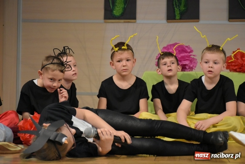 Zdjęcie w galerii na portalu naszraciborz.pl: Kolorowy zawrót głowy – przedszkolaki na przeglądzie w Tworkowie [FOTO i WIDEO] wiadomości z regionu