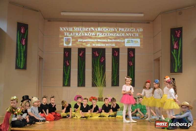 Zdjęcie w galerii na portalu naszraciborz.pl: Kolorowy zawrót głowy – przedszkolaki na przeglądzie w Tworkowie [FOTO i WIDEO] wiadomości z regionu