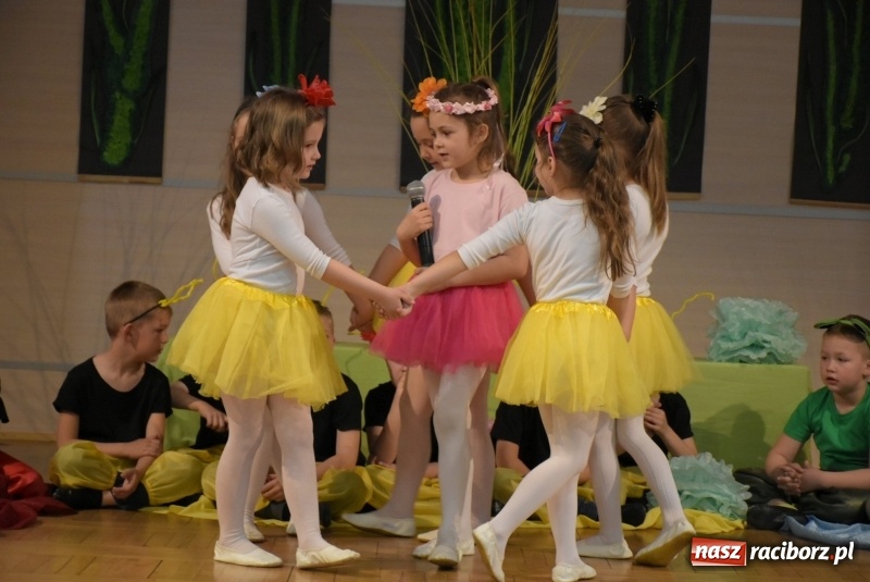 Zdjęcie w galerii na portalu naszraciborz.pl: Kolorowy zawrót głowy – przedszkolaki na przeglądzie w Tworkowie [FOTO i WIDEO] wiadomości z regionu