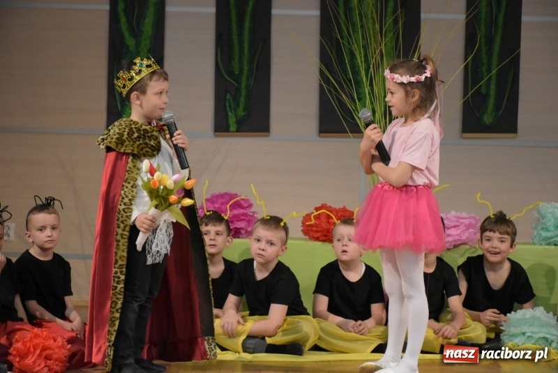 Zdjęcie w galerii na portalu naszraciborz.pl: Kolorowy zawrót głowy – przedszkolaki na przeglądzie w Tworkowie [FOTO i WIDEO] wiadomości z regionu