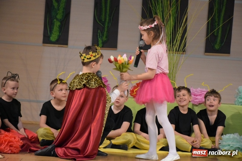 Zdjęcie w galerii na portalu naszraciborz.pl: Kolorowy zawrót głowy – przedszkolaki na przeglądzie w Tworkowie [FOTO i WIDEO] wiadomości z regionu