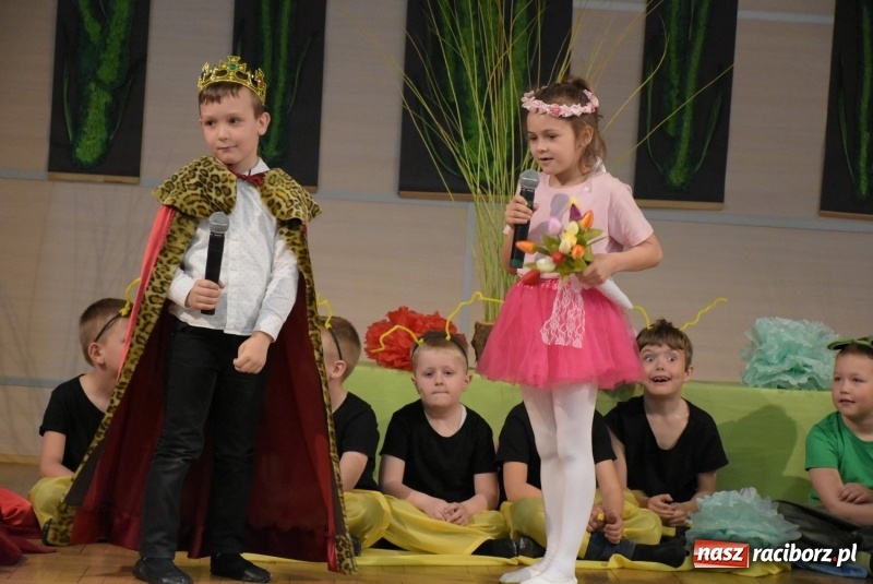 Zdjęcie w galerii na portalu naszraciborz.pl: Kolorowy zawrót głowy – przedszkolaki na przeglądzie w Tworkowie [FOTO i WIDEO] wiadomości z regionu