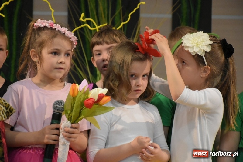 Zdjęcie w galerii na portalu naszraciborz.pl: Kolorowy zawrót głowy – przedszkolaki na przeglądzie w Tworkowie [FOTO i WIDEO] wiadomości z regionu