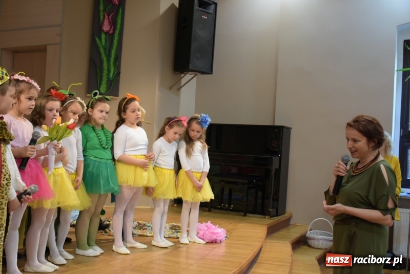 Zdjęcie w galerii na portalu naszraciborz.pl: Kolorowy zawrót głowy – przedszkolaki na przeglądzie w Tworkowie [FOTO i WIDEO] wiadomości z regionu