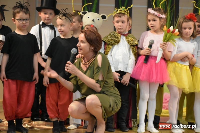 Zdjęcie w galerii na portalu naszraciborz.pl: Kolorowy zawrót głowy – przedszkolaki na przeglądzie w Tworkowie [FOTO i WIDEO] wiadomości z regionu