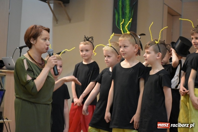 Zdjęcie w galerii na portalu naszraciborz.pl: Kolorowy zawrót głowy – przedszkolaki na przeglądzie w Tworkowie [FOTO i WIDEO] wiadomości z regionu